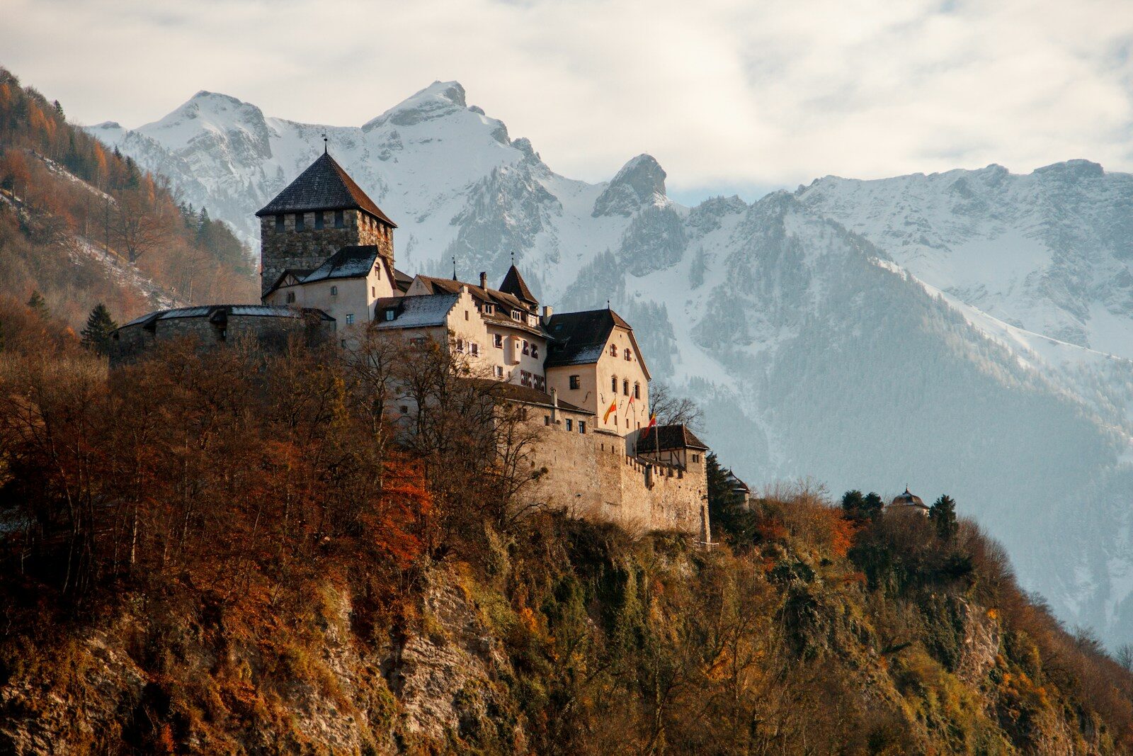 Le château de Vaduz dominant la capitale du Liechtenstein, Alpes enneigées en arrière-plan